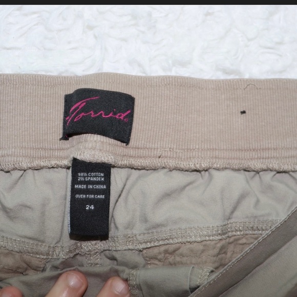 Women’s Torrid Khaki Shorts - Picture 2 of 3